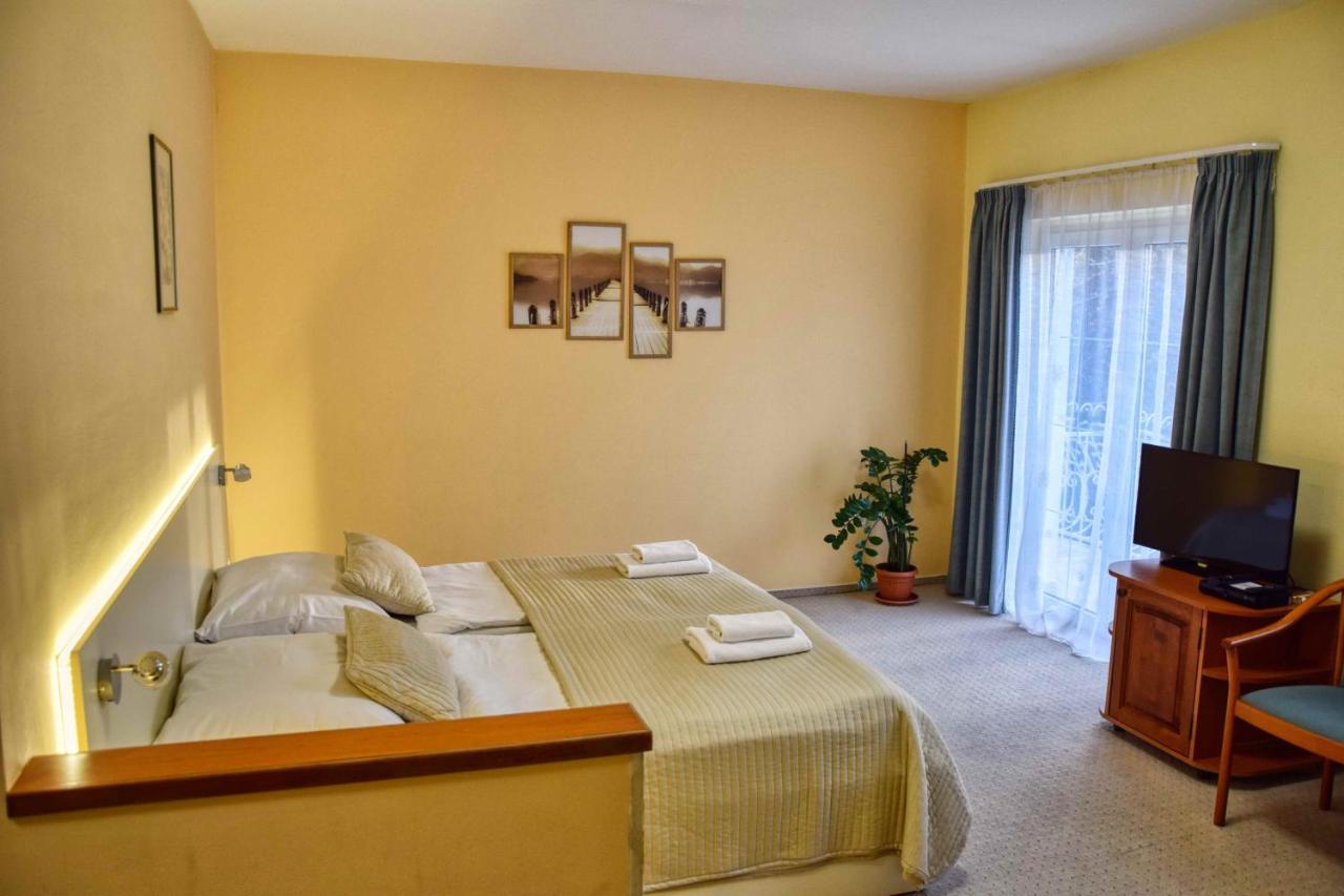 Hotel Penta Lux Tata Exterior photo