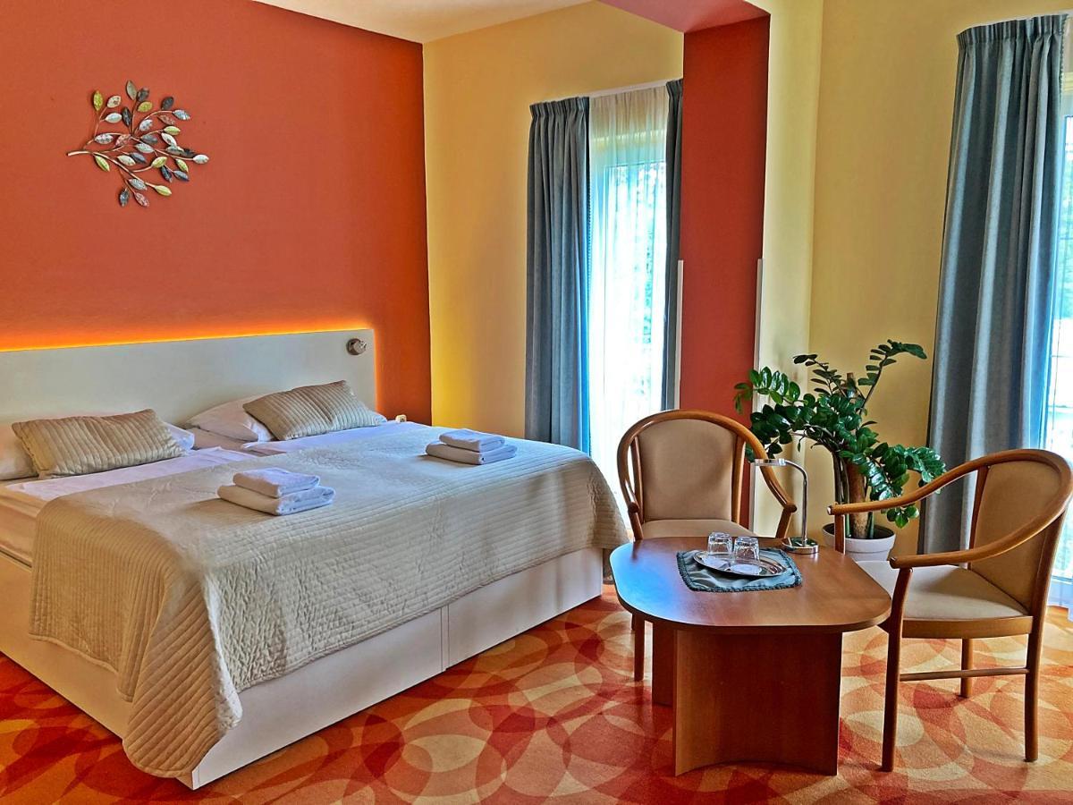 Hotel Penta Lux Tata Exterior photo