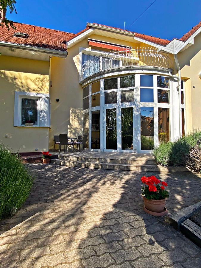 Hotel Penta Lux Tata Exterior photo